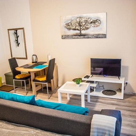 Apartment & Room Eni Загреб Экстерьер фото
